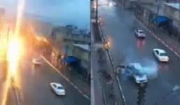 Ô tô bị luồng sét cực mạnh đánh trúng, khói mù mịt